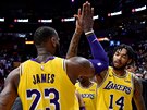 LeBron James a Brandon Ingram slaví výhru LA Lakers.
