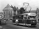 Polovina 60. let, tramvaj T2 jede zastvkou Rybnek. V pozad bval obchodn...
