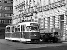 Kvten 1964, tramvaj T2 jede kolem poty. Od nsledujcho roku u vedly koleje...