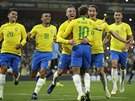 Brazilt fotbalist objmaj Neymara (zdy) po jeho promnn penalt proti...