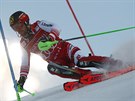 Rakouský lya Marcel Hirscher na trati slalomu v Levi