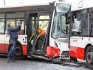 Čelní srážka trolejbusu a autobusu v Předlicích.