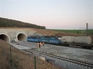 První zkuební vlak projel novým elezniním tunelem pod vrchem Chlum z Plzn...