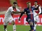 Youssef Ait-Bennasser z Monaka nahání hvzdného Neymara v dresu PSG.