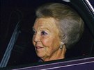 Bývalá nizozemská královna Beatrix odjídí z Buckinghamského paláce z party k...