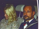 Norský korunní princ Haakon a jeho manelka Mette-Marit odjídí z...