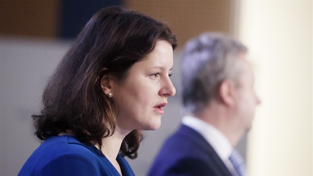 Ministryn� práce a sociálních v�cí Jana Malá�ová na tiskové konferenci po...