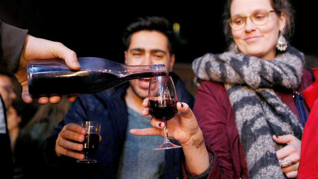 Svatomartinské po francouzsku. V Lyonu narazili sudy Beaujolais Nouveau