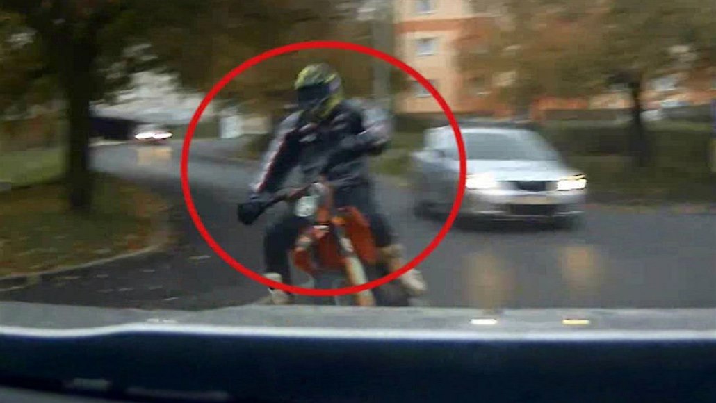 Motorkář zběsile ujížděl policistům, setřásl je na cyklostezce