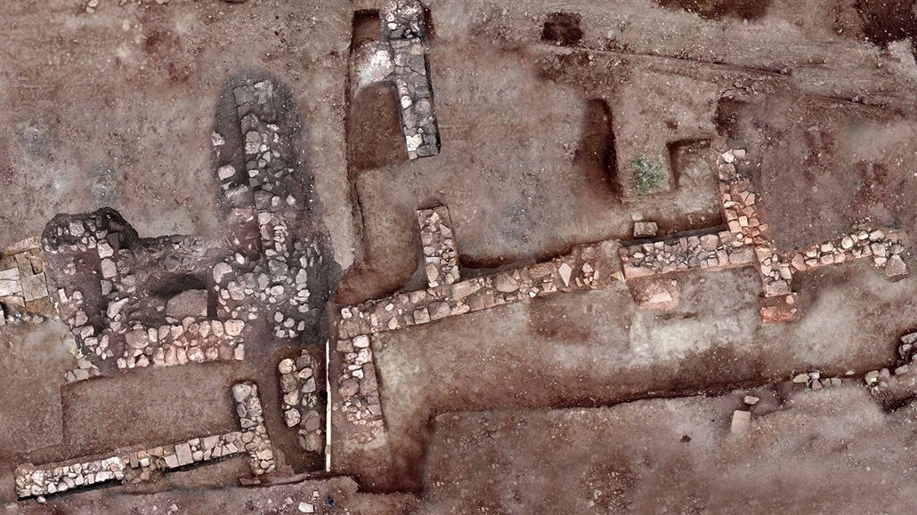 �e�tí archeologové objevili �perky, desítky mincí a zbytky dom� v místech, v...
