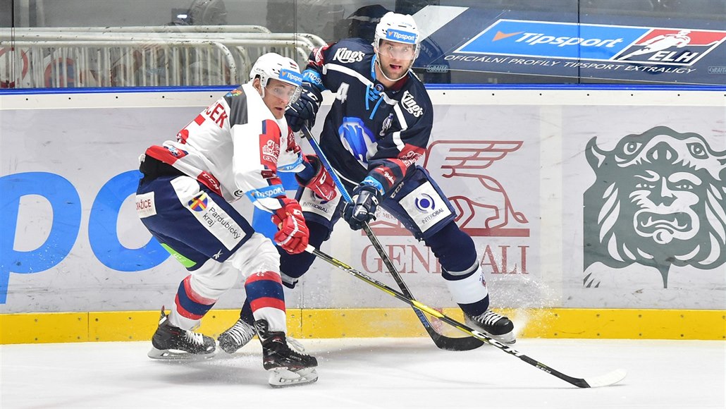 Zleva Tomá� Vondrá�ek z Pardubic a Jakub Kindl z Plzn�.