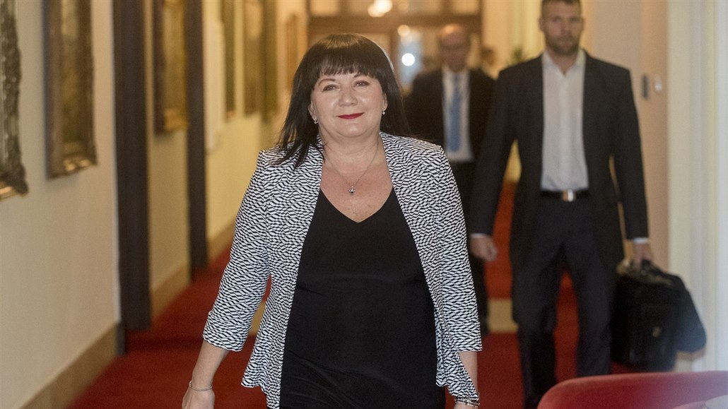 Ministryn� financí Alena Schillerová p�ichází na ranní jednání vlády. (14. 11....