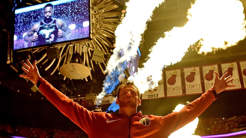 Washingtonský pivot Jason Smith b�hem úvodní show v Miami.