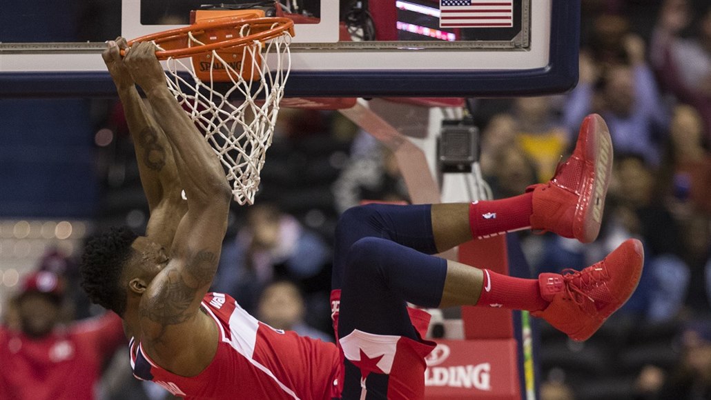Lakers místo zraněného Cousinse přivedou Howarda