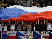 Čeští fanoušci s rozvinutou vlajkou při finále Fed Cupu v O2 areně