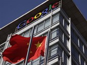 Čínská vlajka před budovou firmy Google v Pekingu