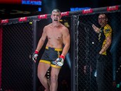 Milo Petrek vstupuje do klece Oktagonu MMA