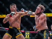 Milo Petrek bojuje v kleci s Jeremym Kimballem v MMA