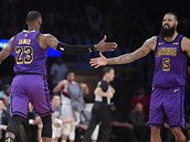 LeBron James oslavuje povedenou akci se spoluhri z LA Lakers, vlevo Lonzo...