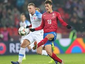 GLOV STELA. esk forvard Patrik Schick pehazuje slovenskho branke...