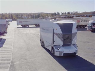 Autonomní elektrický nákladní vůz T-pod v akci na překladišti v Jönköpingu