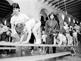Cvi�ení rodi�� s d�tmi v t�locvi�n� t�lovýchovné jednoty Prahy 2 (prosinec 1982)