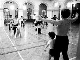 Cvi�ení rodi�� s d�tmi v t�locvi�n� t�lovýchovné jednoty Prahy 2 (prosinec 1982)