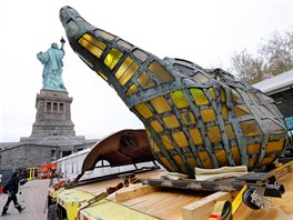 Pvodní pochode sochy Svobody leí na hydraulicky stabilizovaném nákladním...