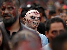 Úastníci kadoroního festivalu Zombie Walk (pochod zombie) v Mexico City