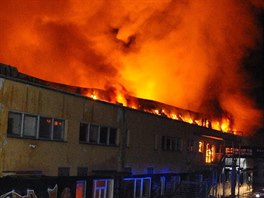 Požár haly v pražských Vysočanech, ve které do října fungovalo trampolínové...