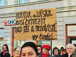 Demonstrace proti Andreji Babiovi na Malinovského námstí v Brn.