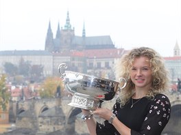 Kateina Siniakov s vtznou trofej Fed Cupu.