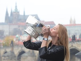 Petra Kvitová s vítznou trofejí Fed Cupu.
