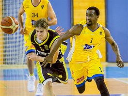 Terrell Lipkins (ve lutm) z Jindichova Hradce a Lubo Mikolek z Psku...