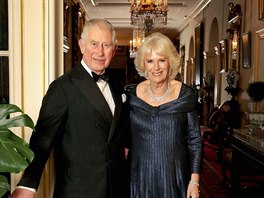 Princ Charles a vévodkyn z Cornwallu Camilla ped odchodem na narozeninovou...