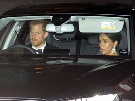 Princ Harry a vévodkyn Meghan pijídí do Buckinghamského paláce na party k...