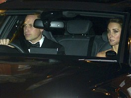 Princ William a vévodkyn Kate pijídí do Buckinghamského paláce na party k...