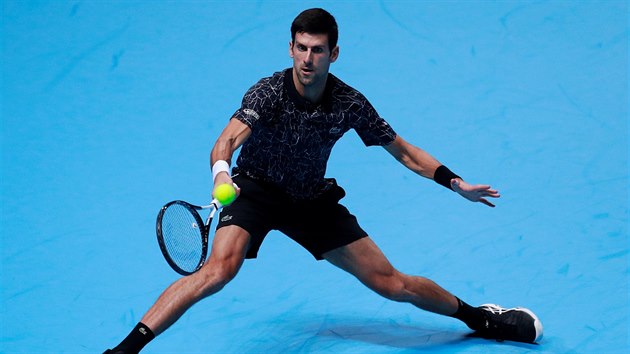 Novak Djokovi na Turnaji mistr v Londn v souboji s Alexanderem Zverevem.