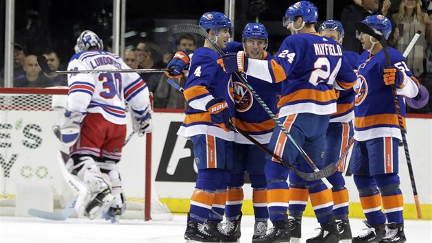 Hri NY Islanders slav vstelen gl v duelu s New York Rangers.