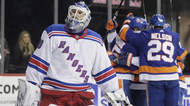 Henrik Lundqvist z Rangers po inkasovanm glu v utkn s Islanders.