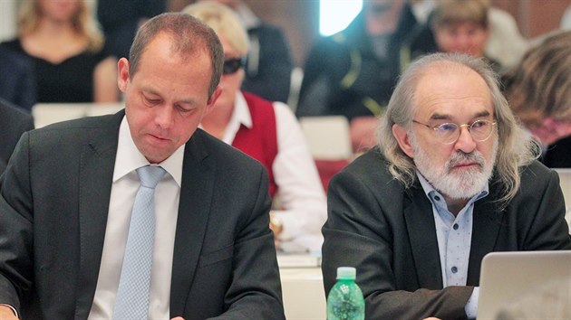 Ustavuj�c� jedn�n� Zastupitelstva m�sta Karlovy Vary v s�le Lidov�ho domu v m�stsk� ��sti Star� Role. Kon��c� prim�tor Petr Kulh�nek (vlevo) a kon��c� n�m�stek prim�tora Ji�� Kls�k (oba KOA).