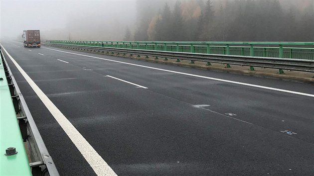 Uniktn systm automaticky rozprauje solanku pi nmraze na mostech na silnici D6 na Sokolovsku.