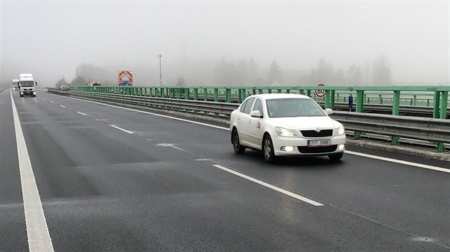 Uniktn systm automaticky rozprauje solanku pi nmraze na mostech na silnici D6 na Sokolovsku.