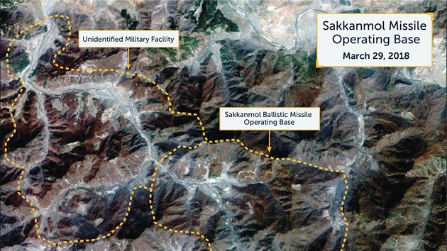 Satelitn snmek z 29. bezna 2018 zachycuje severokorejskou raketovou zkladnu Sakkanmol ukrytou hluboko v horch. Sakkanmol le pouhch 135 severozpadn od jihokorejskho hlavnho msta Soul. Vlevo od raketov zkladny le vojensk komplex, kter se CSIS nepodailo ble charakterizovat.