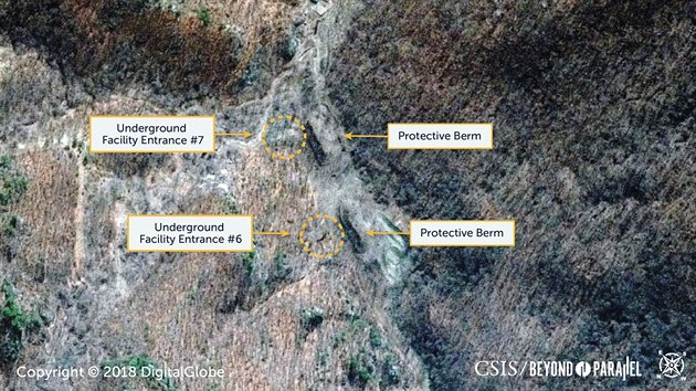 Satelitn snmek z 29. bezna 2018 zachycuje severokorejskou raketovou zkladnu Sakkanmol ukrytou hluboko v horch. 

Na snmku lze vidt dva vchody do podzemnho komplexu zpevnn ochrannou hrz.