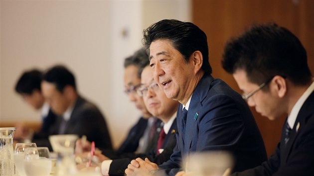 Japonsk pedseda vldy inzo Abe v parlamentu pi stedenm jednn ptomen nebyl, jeliko je momentln na setkn stt jihovchodn a vchodn Asie
