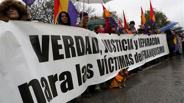 Pravdu, spravedlnost a reparace obtem Francova reimu. Protestovat proti demonstrujcm frankistm a za pesunut ostatk dikttora Franca pry z mauzolea v dol padlch v Madridu pili krom hnut Femen tak obyejn panl. (19. listopadu 2018) 