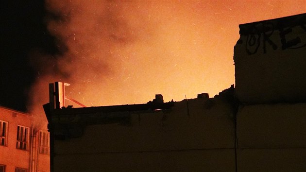 Požár trampolínové haly v pražské Kolbenově ulici (10.11.2018)