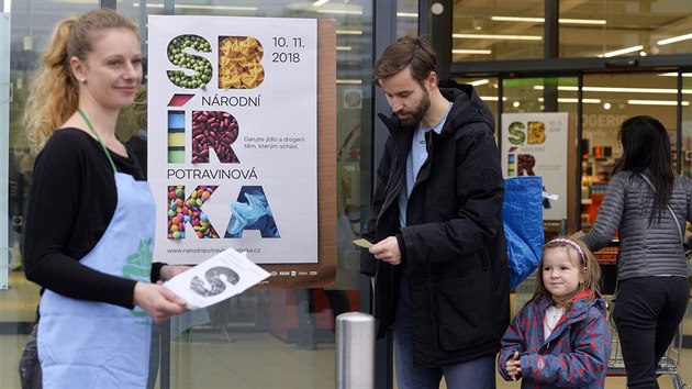 Ve více než 660 prodejnách po celé České republice se konala Národní potravinová sbírka. Na snímku je prodejna Lidl v Praze 4. (10.11.2018)