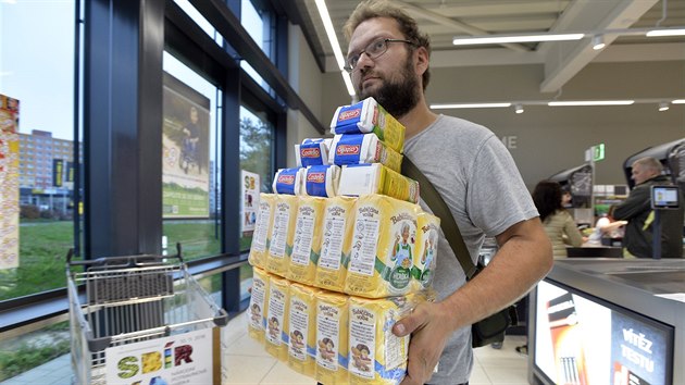 Ve více než 660 prodejnách po celé České republice se konala Národní potravinová sbírka. Na snímku je prodejna Lidl v Praze 4. (10.11.2018)